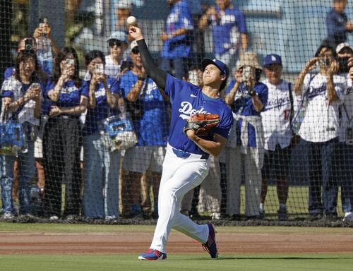 キャッチボールで調整するドジャース・大谷=ロサンゼルス(共同)