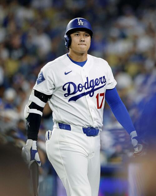 ロッキーズ戦の8回、見逃し三振に倒れたドジャース・大谷=ロサンゼルス(共同)