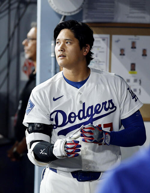 ロッキーズ戦の8回、見逃し三振に倒れたドジャース・大谷=ロサンゼルス(共同)