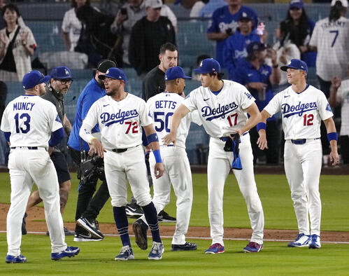 ロッキーズに勝利し、ベッツ(50)らとタッチするドジャース・大谷=ロサンゼルス(共同)