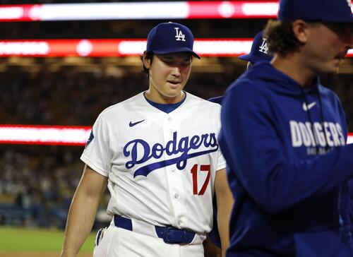 ロッキーズに勝利し引き揚げるドジャース・大谷=ロサンゼルス(共同)