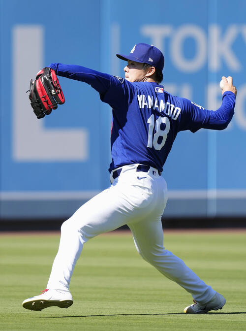 練習するドジャース・山本=ロサンゼルス(共同)