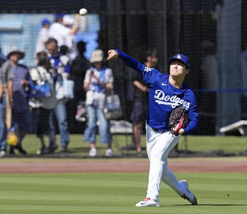 練習するドジャース・山本=ロサンゼルス(共同)
