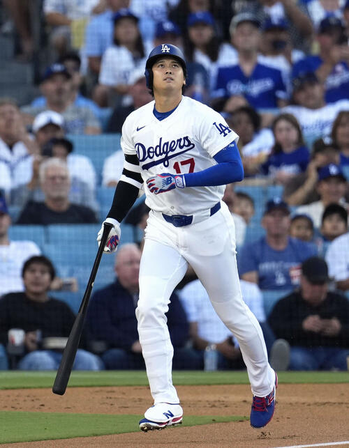 ロッキーズ戦の1回、右飛に倒れるドジャース・大谷=ロサンゼルス(共同)
