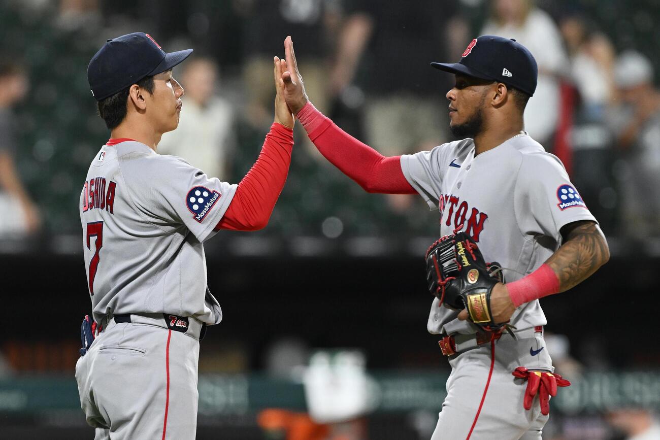 ホワイトソックスに勝利し、タッチを交わすレッドソックス吉田（左）（ゲッティ＝共同）