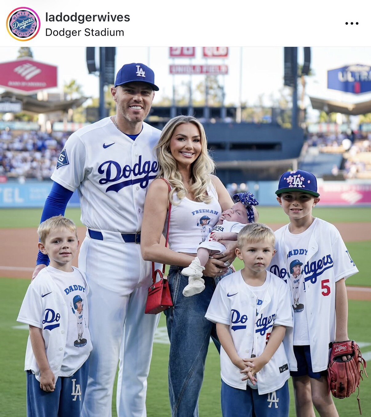 ドジャース奥様会公式インスタグラムアカウントが公開したフリーマン家族の集合写真