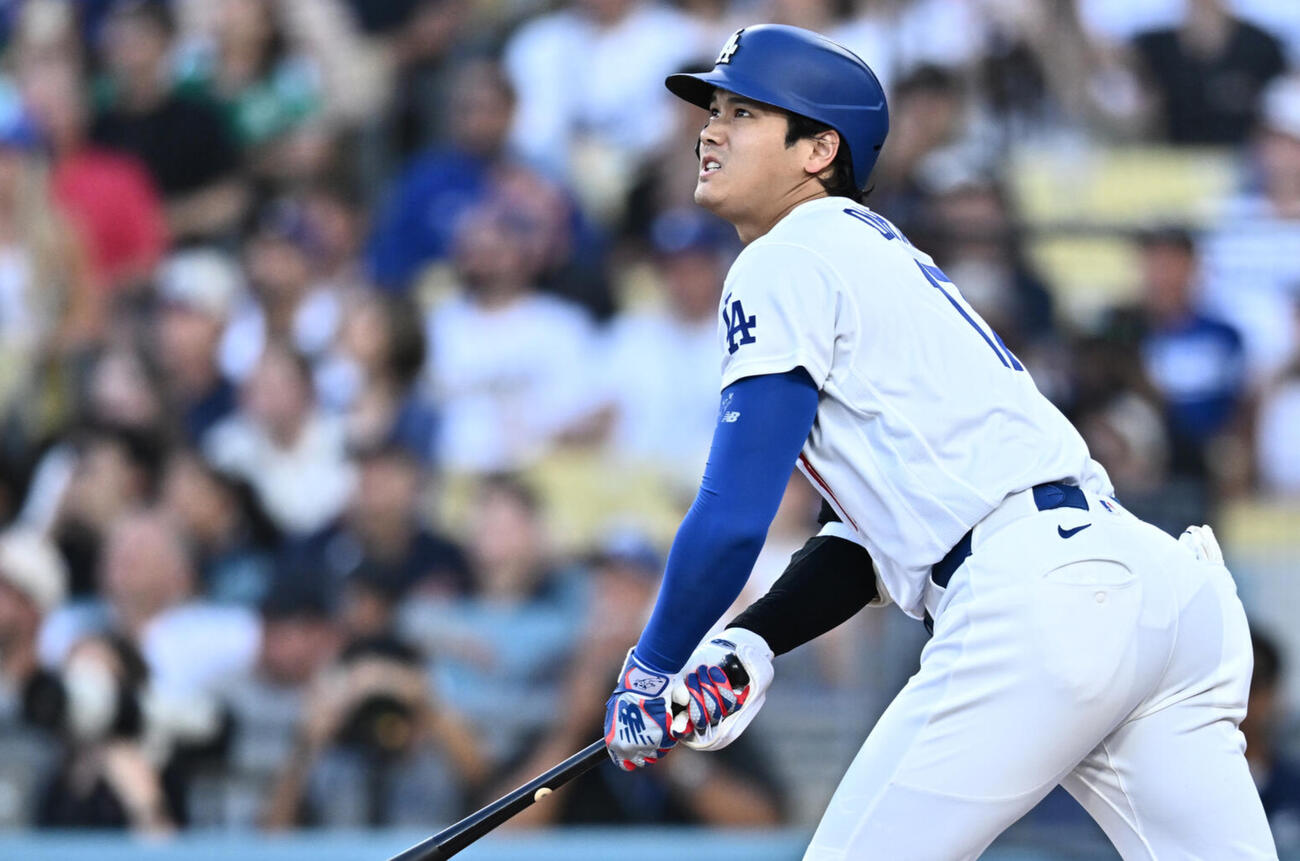 ドジャース対ダイヤモンドバックス　初回21号本塁打を放つドジャース大谷翔平（AP）