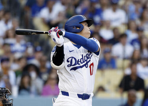 ダイヤモンドバックス戦の1回、21号ソロを放つドジャース・大谷＝ロサンゼルス（共同）