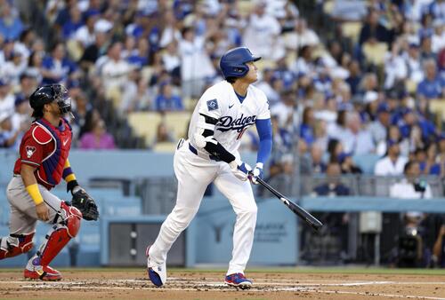 ダイヤモンドバックス戦の1回、先頭打者本塁打となる21号ソロを放つドジャース・大谷＝ロサンゼルス（共同）