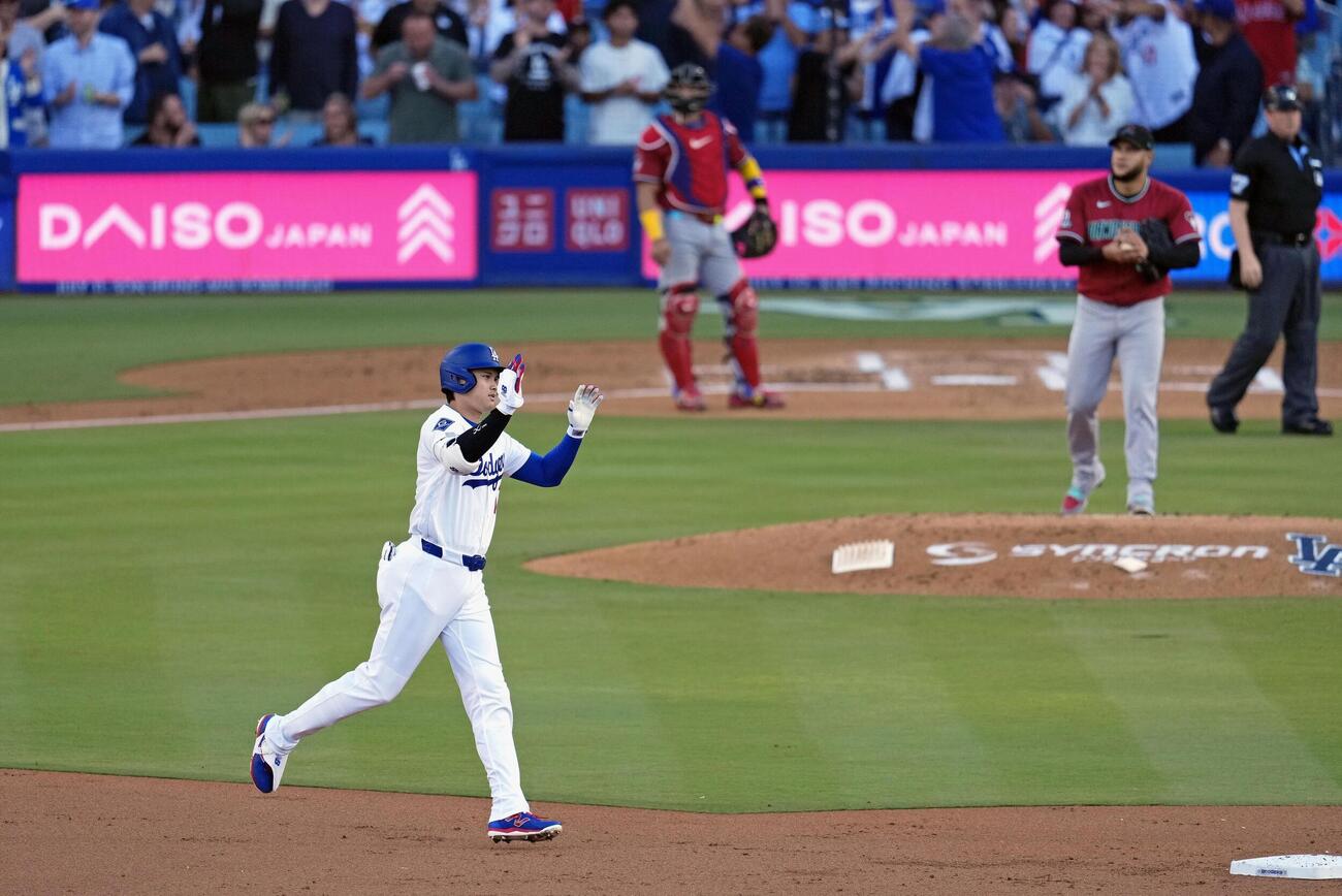 ダイヤモンドバックス戦の1回、先頭打者本塁打となる21号ソロを放ち塁を回るドジャース・大谷＝ロサンゼルス（共同）