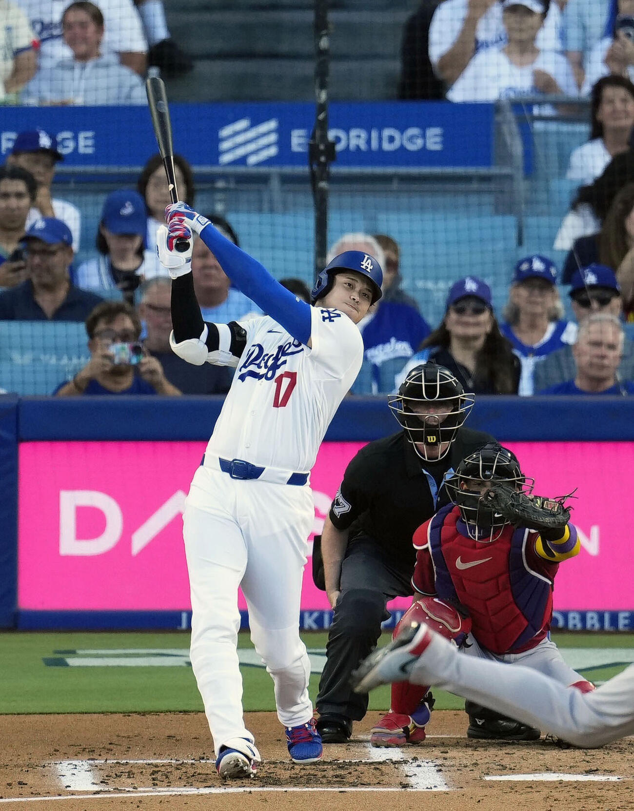 米大リーグ、ダイヤモンドバックス戦の1回、先頭打者本塁打となる21号ソロを放つドジャースの大谷翔平＝10日、ロサンゼルス（共同）