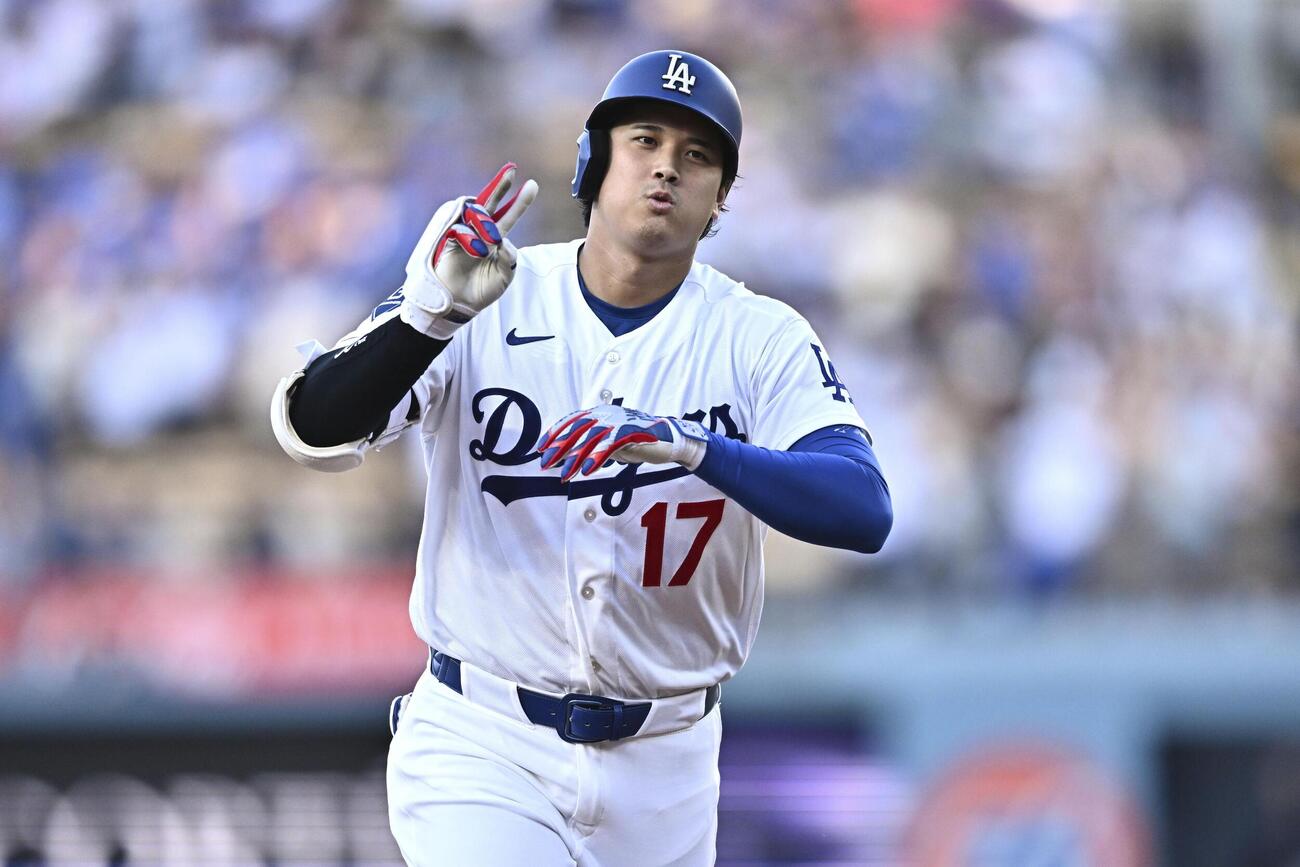 ダイヤモンドバックス戦の1回、先頭打者本塁打となる21号ソロを放ち塁を回るドジャース・大谷＝ロサンゼルス（AP＝共同）