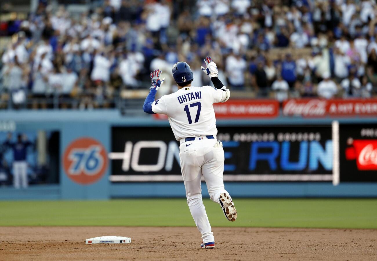 ダイヤモンドバックス戦の1回、先頭打者本塁打となる21号ソロを放ち塁を回るドジャース・大谷＝ロサンゼルス（共同）