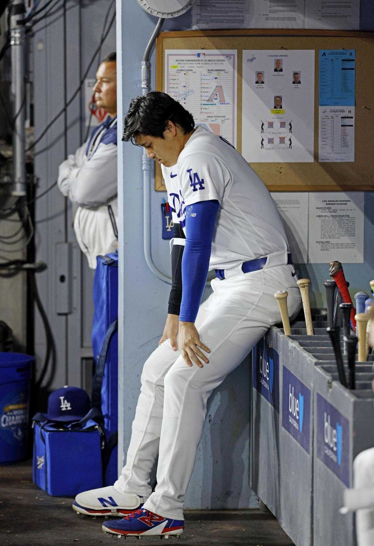 ダイヤモンドバックス戦の6回、ベンチで準備するドジャース・大谷＝ロサンゼルス（共同）