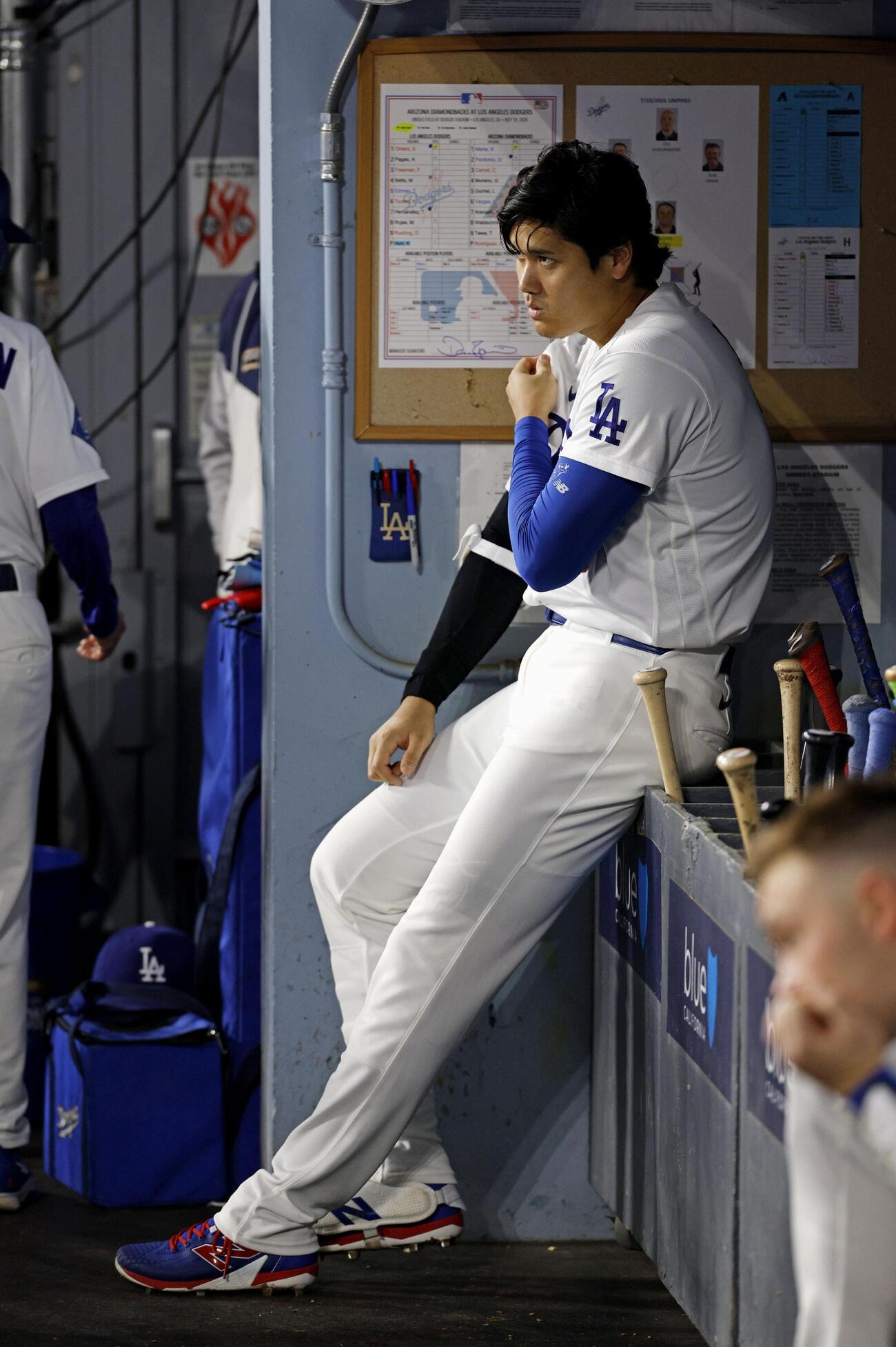 ダイヤモンドバックス戦の4回、ベンチで試合を見るドジャース・大谷＝ロサンゼルス（共同）