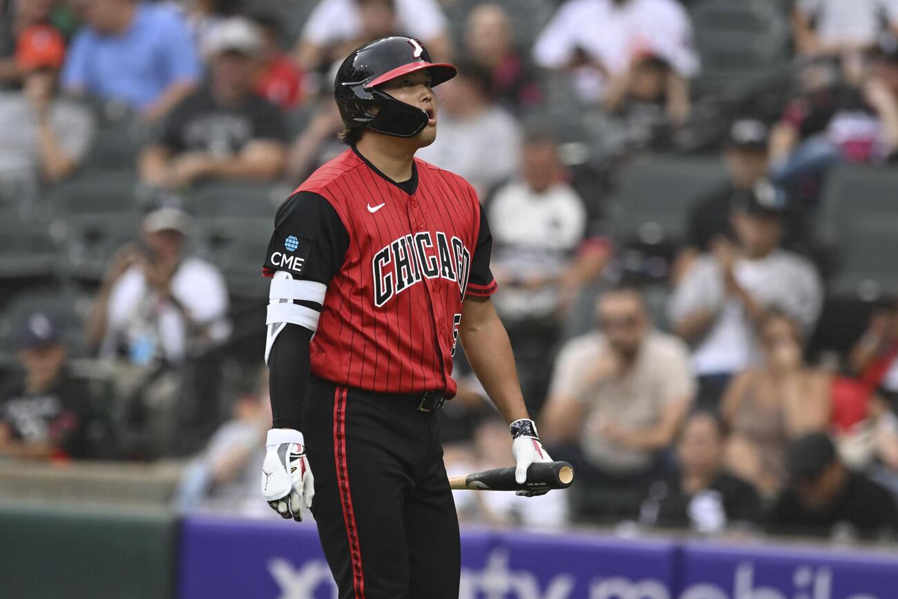 アスレチックス戦の1回、空振り三振に倒れたホワイトソックス・村上＝シカゴ（AP＝共同）