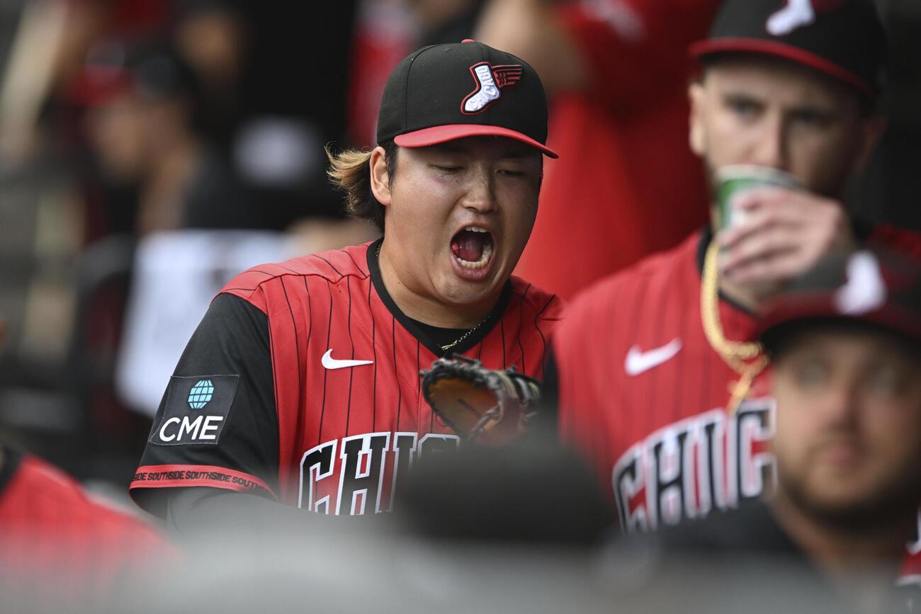 アスレチックス戦の試合前、ベンチで声を上げるホワイトソックス・村上（AP＝共同）
