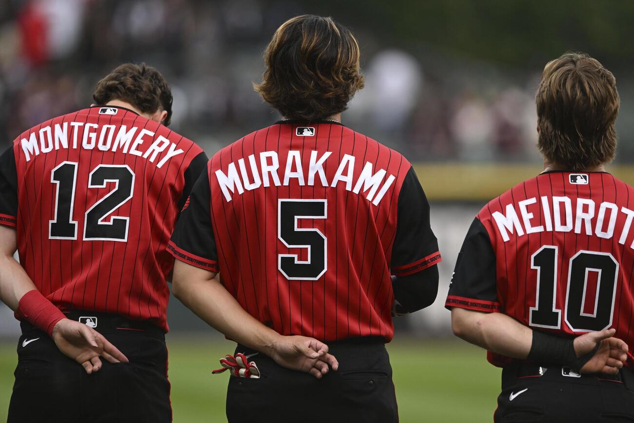 アスレチックス戦の試合前、米国国歌を聞くホワイトソックス・村上（5）＝シカゴ（AP＝共同）