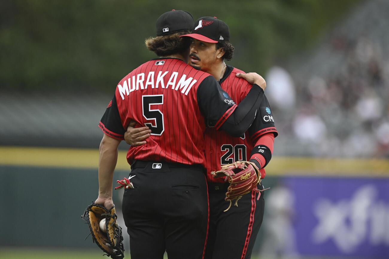アスレチックス戦の試合前、バルガス（右）とハグするホワイトソックス・村上＝シカゴ（AP＝共同）
