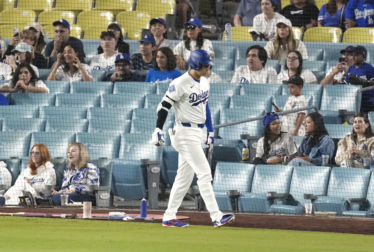 ダイヤモンドバックスに敗れ、引き揚げるドジャース・大谷＝ロサンゼルス（共同）