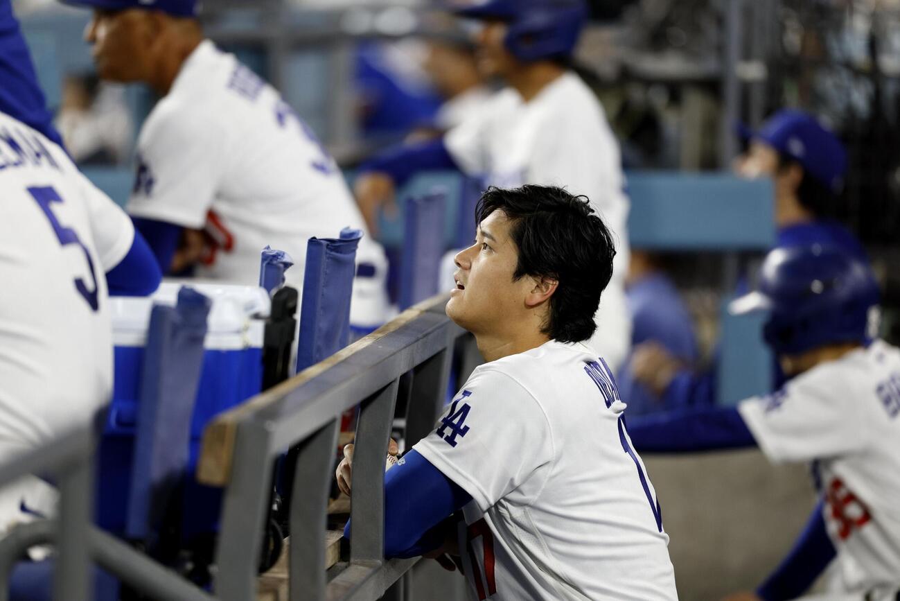 ダイヤモンドバックス戦の4回、ベンチで試合を見るドジャース・大谷＝ロサンゼルス（共同）