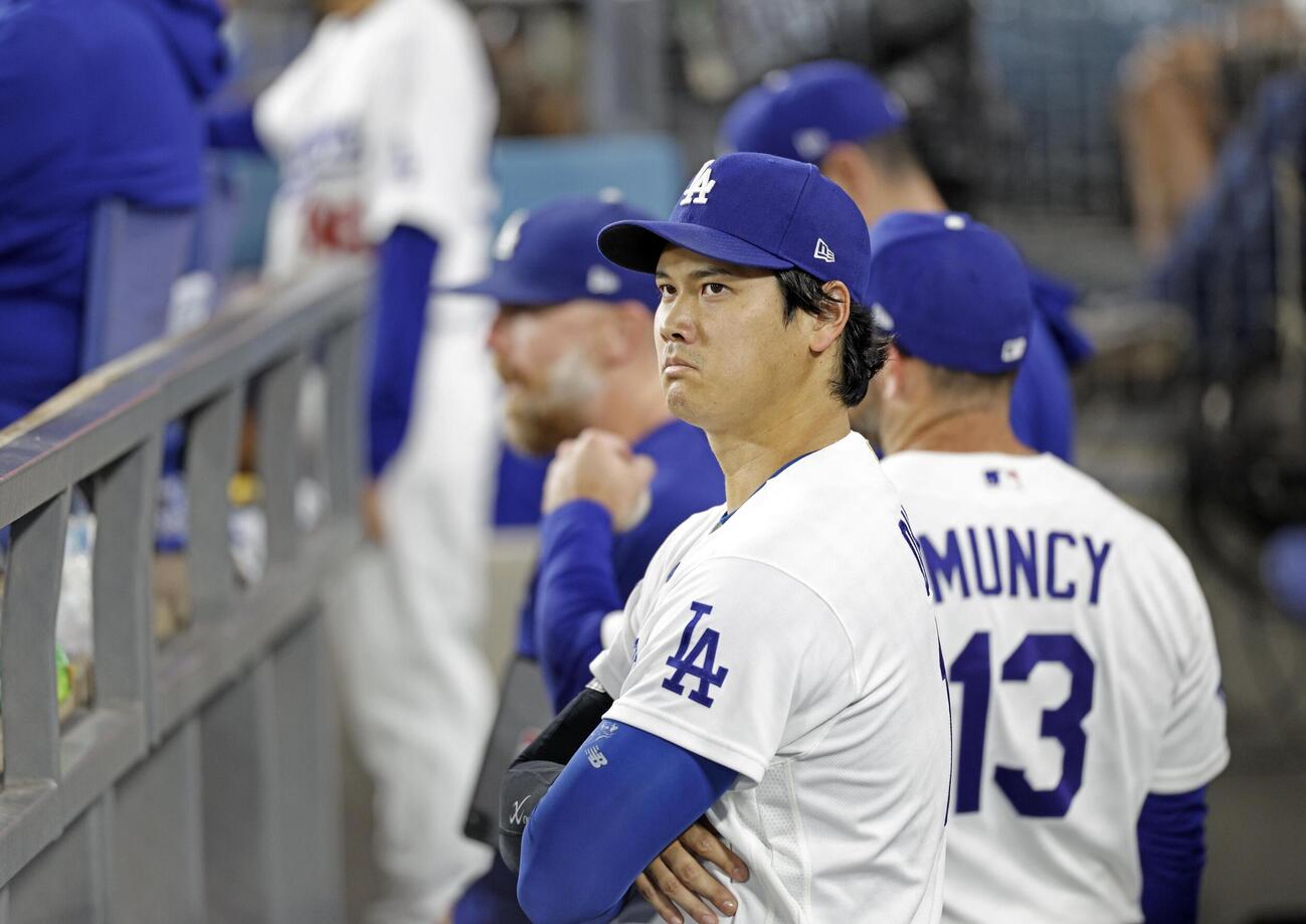 ダイヤモンドバックス戦の9回、ベンチで試合を見守るドジャース・大谷＝ロサンゼルス（共同）
