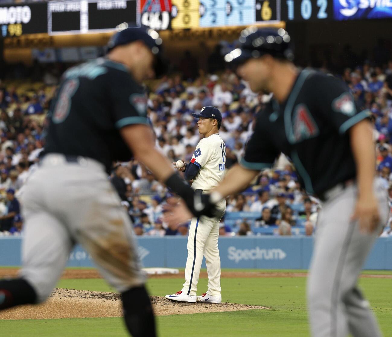 ダイヤモンドバックス戦の6回、マキャン（手前左）に3ランを浴びたドジャース山本（共同）