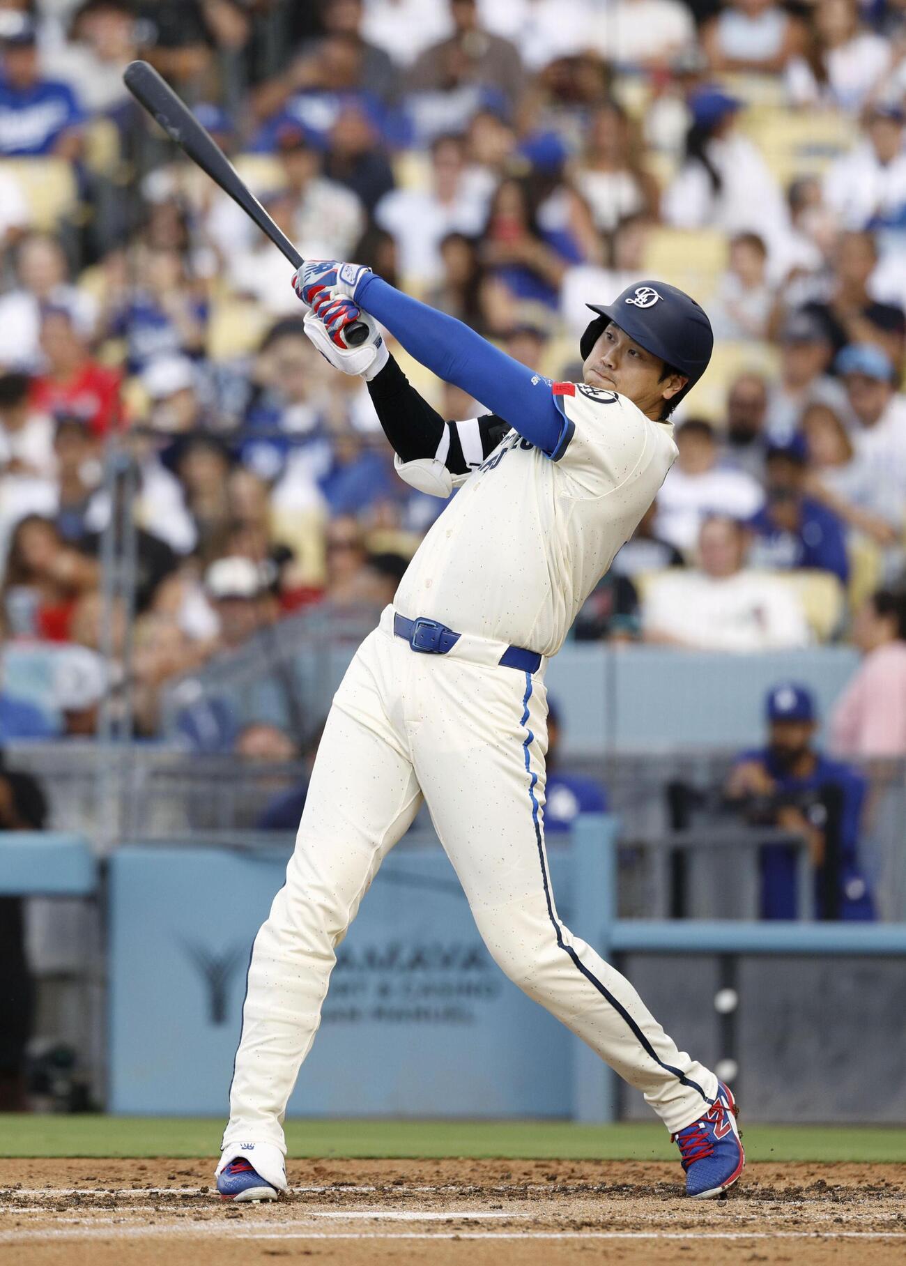 ダイヤモンドバックス戦の4回、中前打を放つドジャース・大谷＝ロサンゼルス（共同）