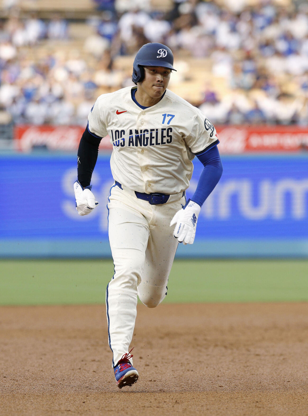 ダイヤモンドバックス戦の4回、後続のゴロで二塁から三塁に進むドジャース大谷翔平（共同）