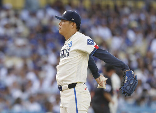 ダイヤモンドバックス戦の1回、投球に臨むドジャース山本（共同）