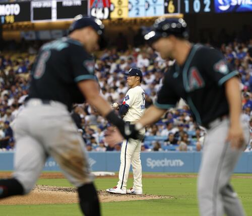 ダイヤモンドバックス戦の6回、マキャン（手前左）に3ランを浴びたドジャース山本（共同）