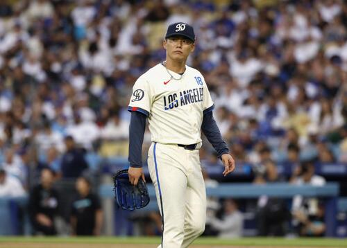 ダイヤモンドバックス戦の6回を投げ終えベンチに戻るドジャース山本（共同）