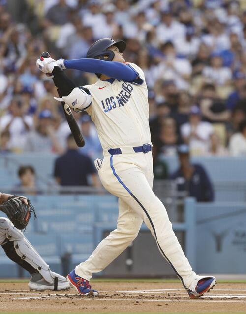 ダイヤモンドバックス戦の1回、左飛に倒れるドジャース大谷（共同）