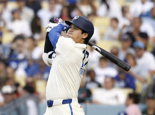 ダイヤモンドバックス戦の4回、中前打を放つドジャース大谷翔平（共同）