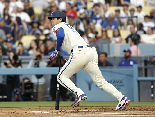 ダイヤモンドバックス戦の4回、中前打を放つドジャース・大谷＝ロサンゼルス（共同）
