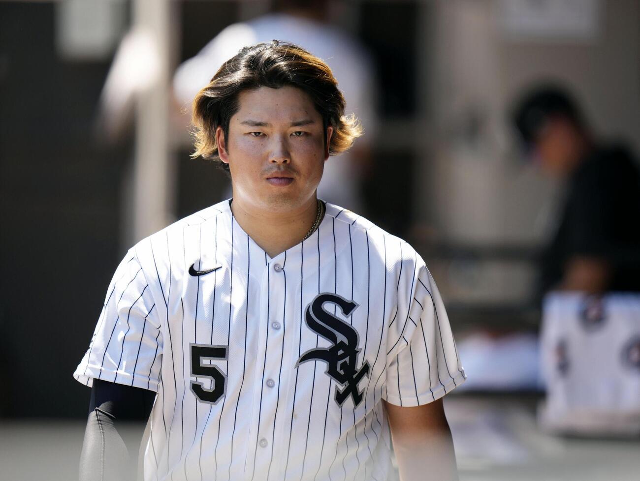 アスレチックス戦の4回、ベンチ内を歩くホワイトソックス・村上＝シカゴ（共同）