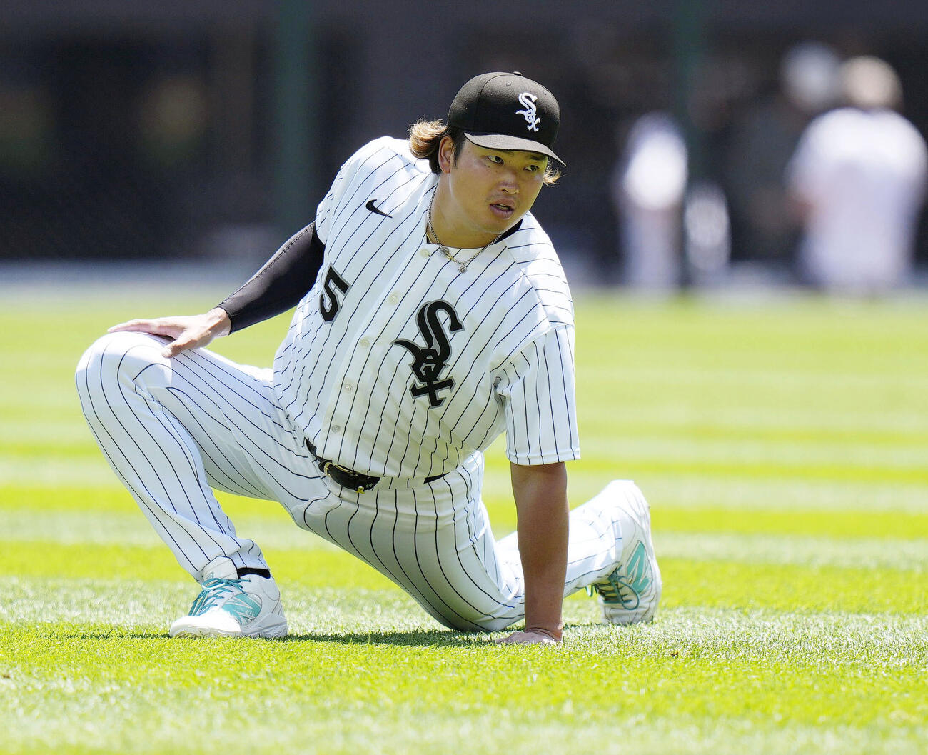 試合開始前に体を動かすホワイトソックス・村上＝シカゴ（共同）