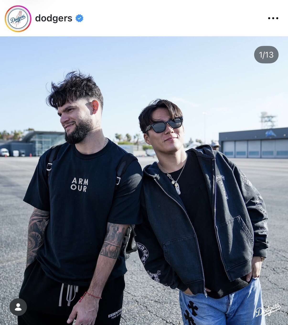ドジャース公式インスタグラムが公開した球宴に向かう山本由伸（右）とパヘス