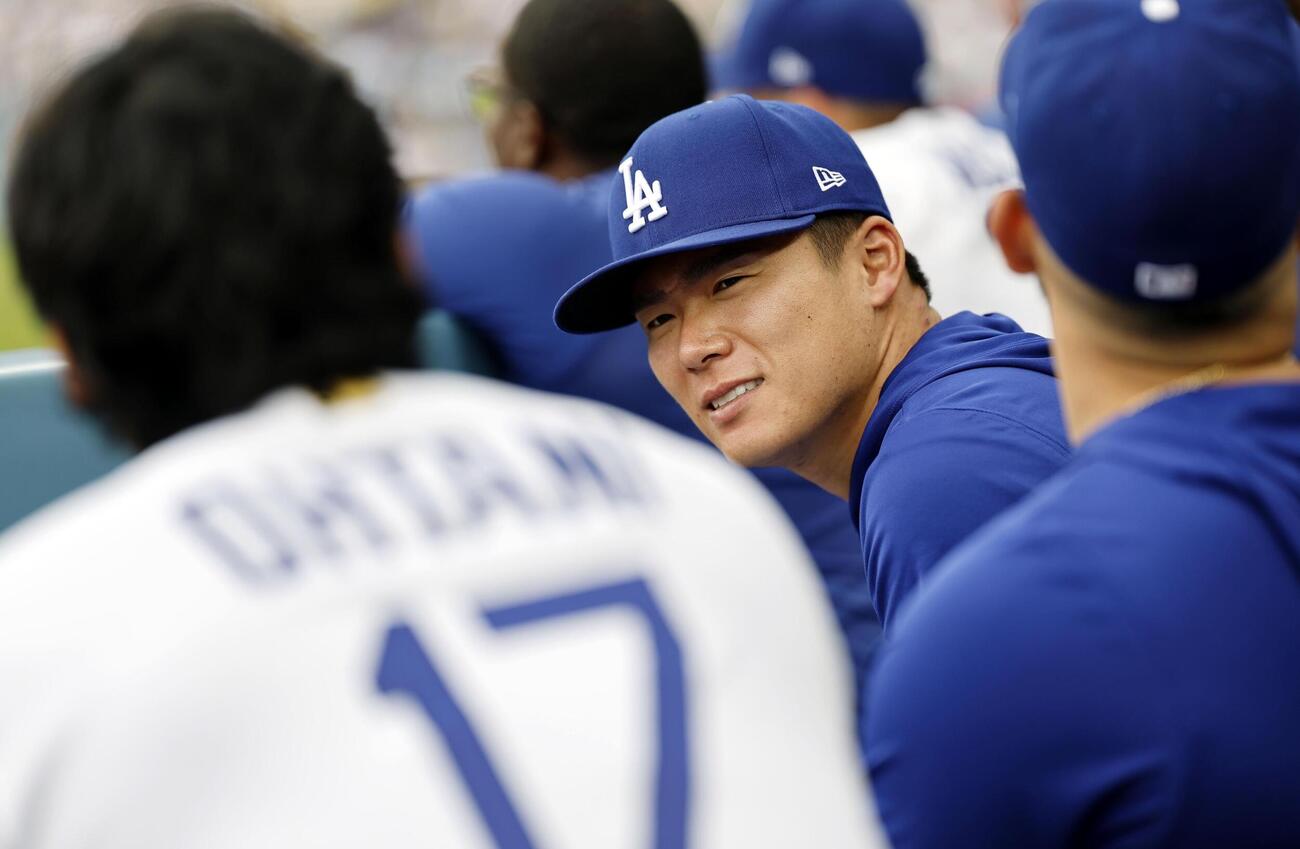 ダイヤモンドバックス戦の9回、ベンチで大谷（手前）と言葉を交わすドジャース・山本＝ロサンゼルス（共同）