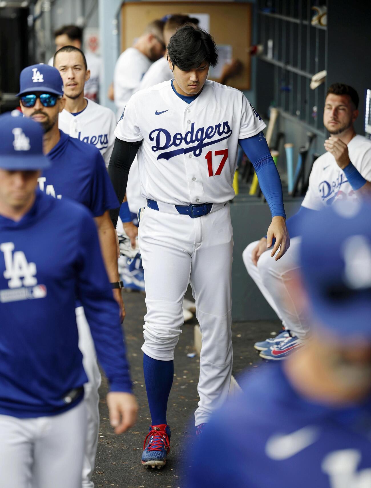 ダイヤモンドバックスに敗れ、引き揚げるドジャース・大谷＝ロサンゼルス（共同）