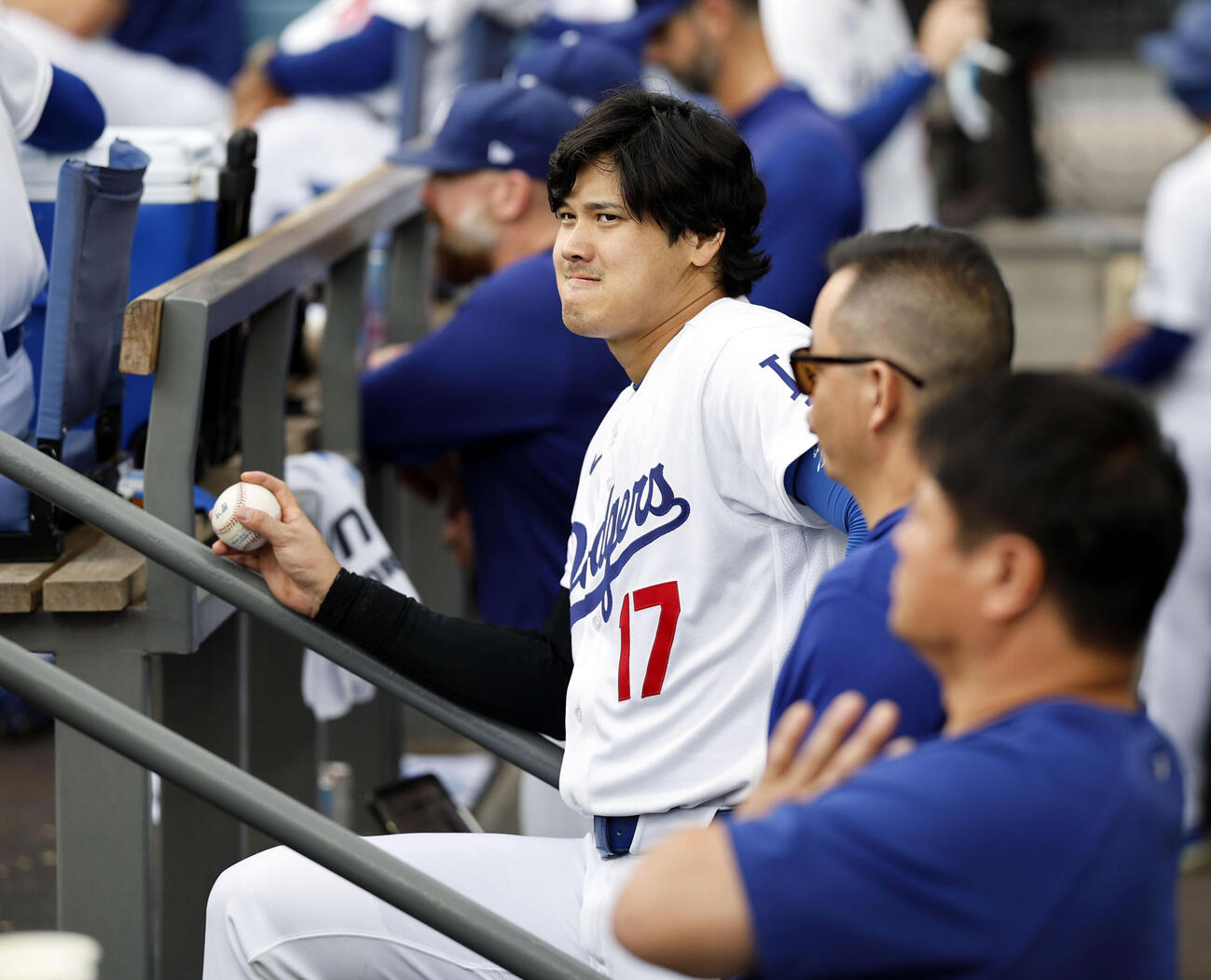 ダイヤモンドバックス戦の9回、ベンチから試合を見つめるドジャース・大谷＝ロサンゼルス（共同）