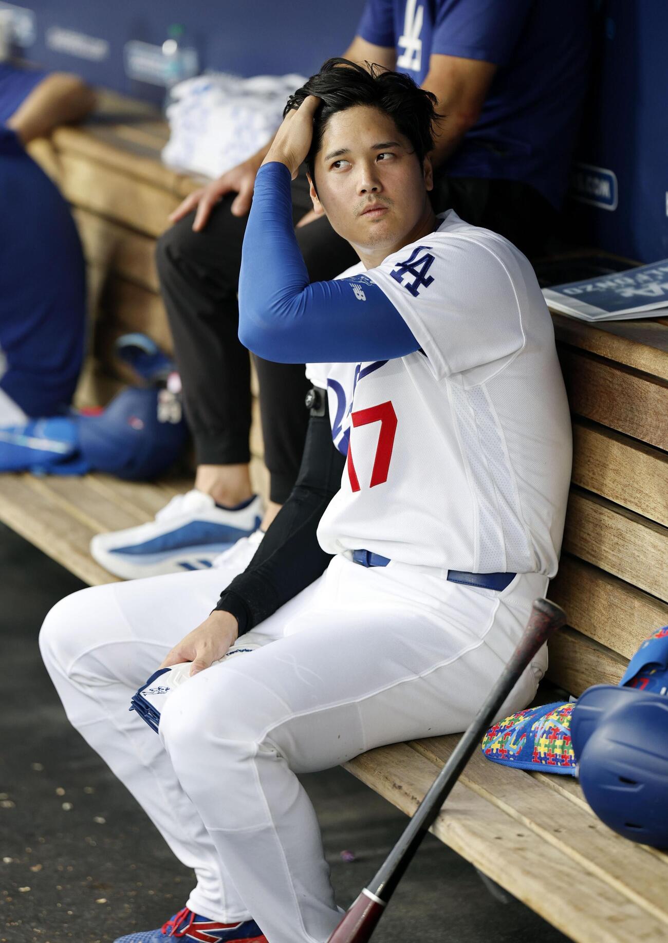 ダイヤモンドバックス戦の4回、ベンチから試合を見つめるドジャース・大谷＝ロサンゼルス（共同）