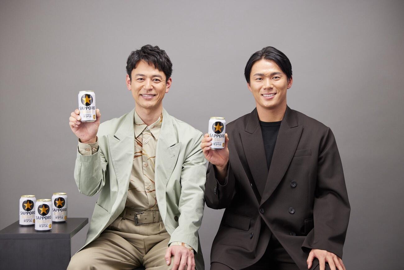 サッポロ黒ラベルのCMで共演した山本由伸（右）と妻夫木聡