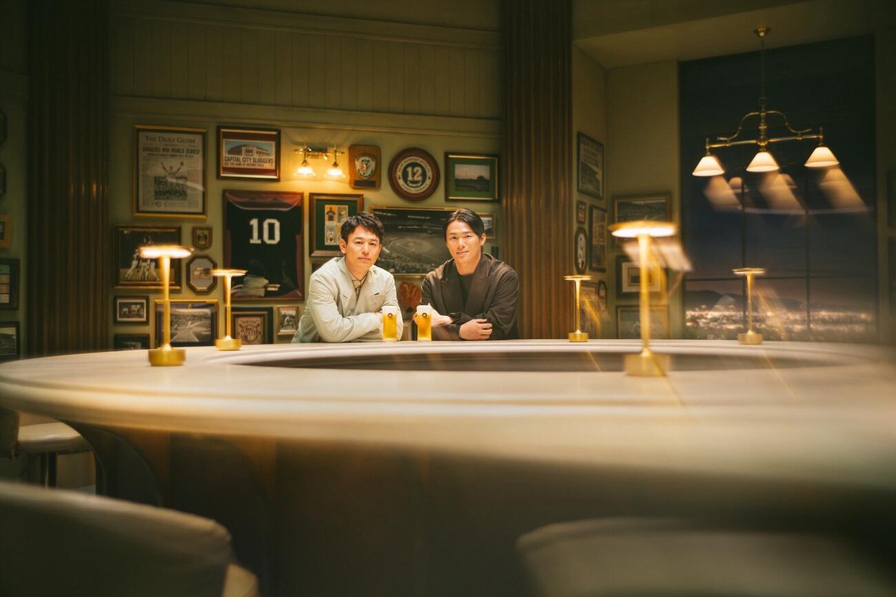 サッポロ黒ラベルのCMで共演した山本由伸（右）と妻夫木聡