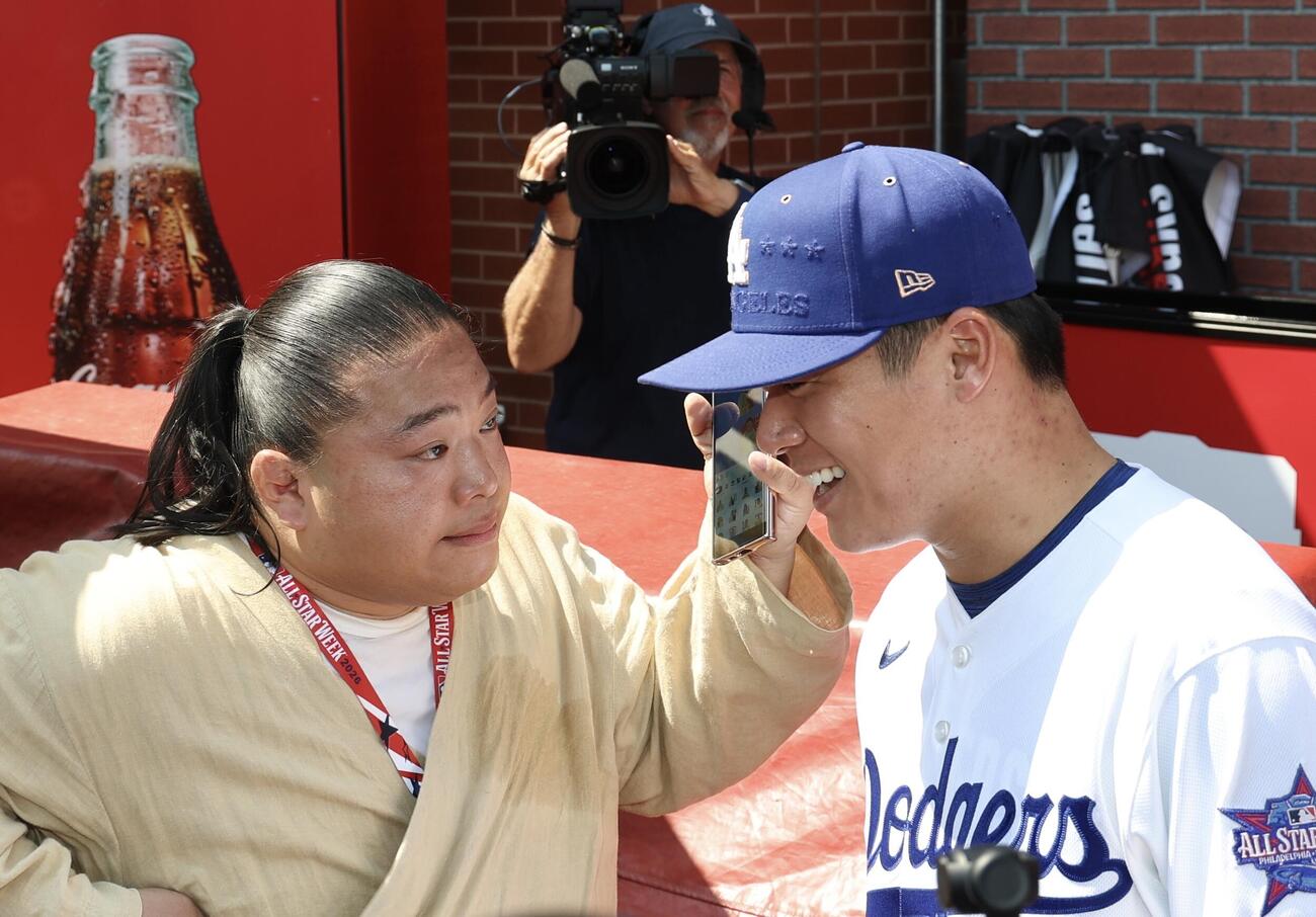富栄ドラム（左）と言葉を交わすドジャース山本由伸（撮影・河田真司）
