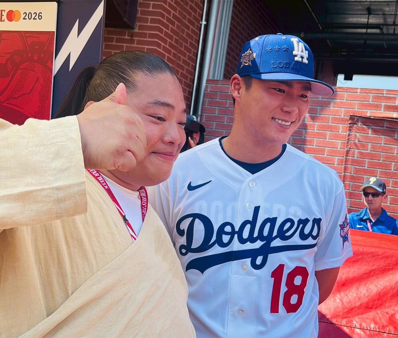 オールスターの前日会見に登場した富栄ドラム（左）とドジャース山本由伸投手