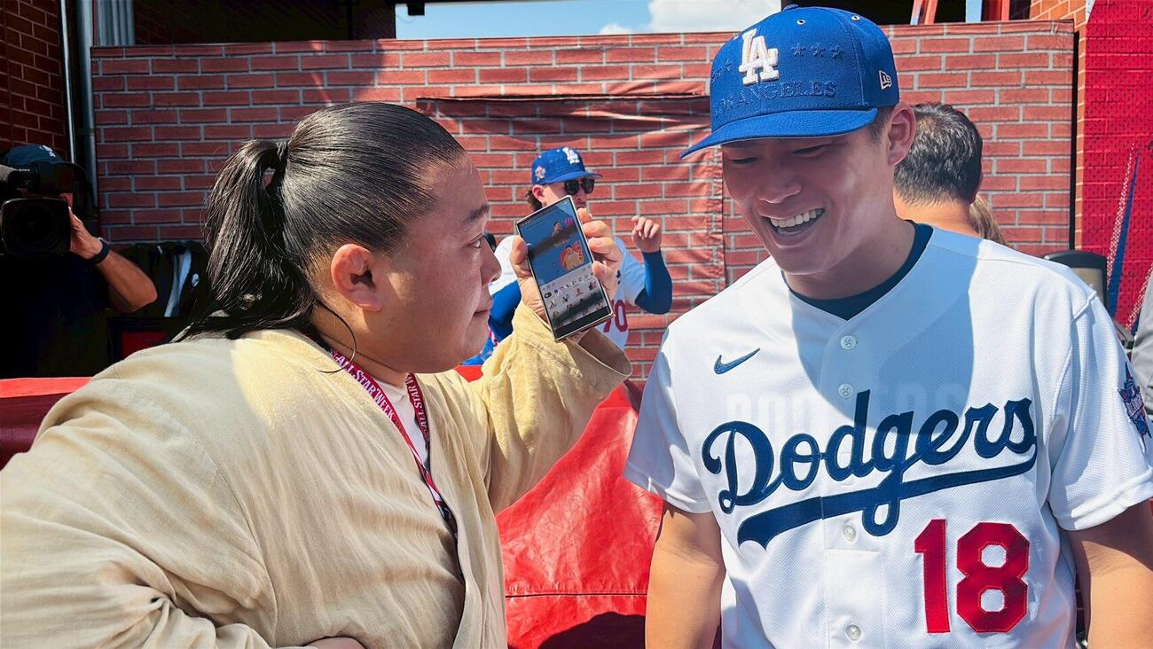 オールスターの前日会見に登場した富栄ドラム（左）とドジャース山本由伸投手