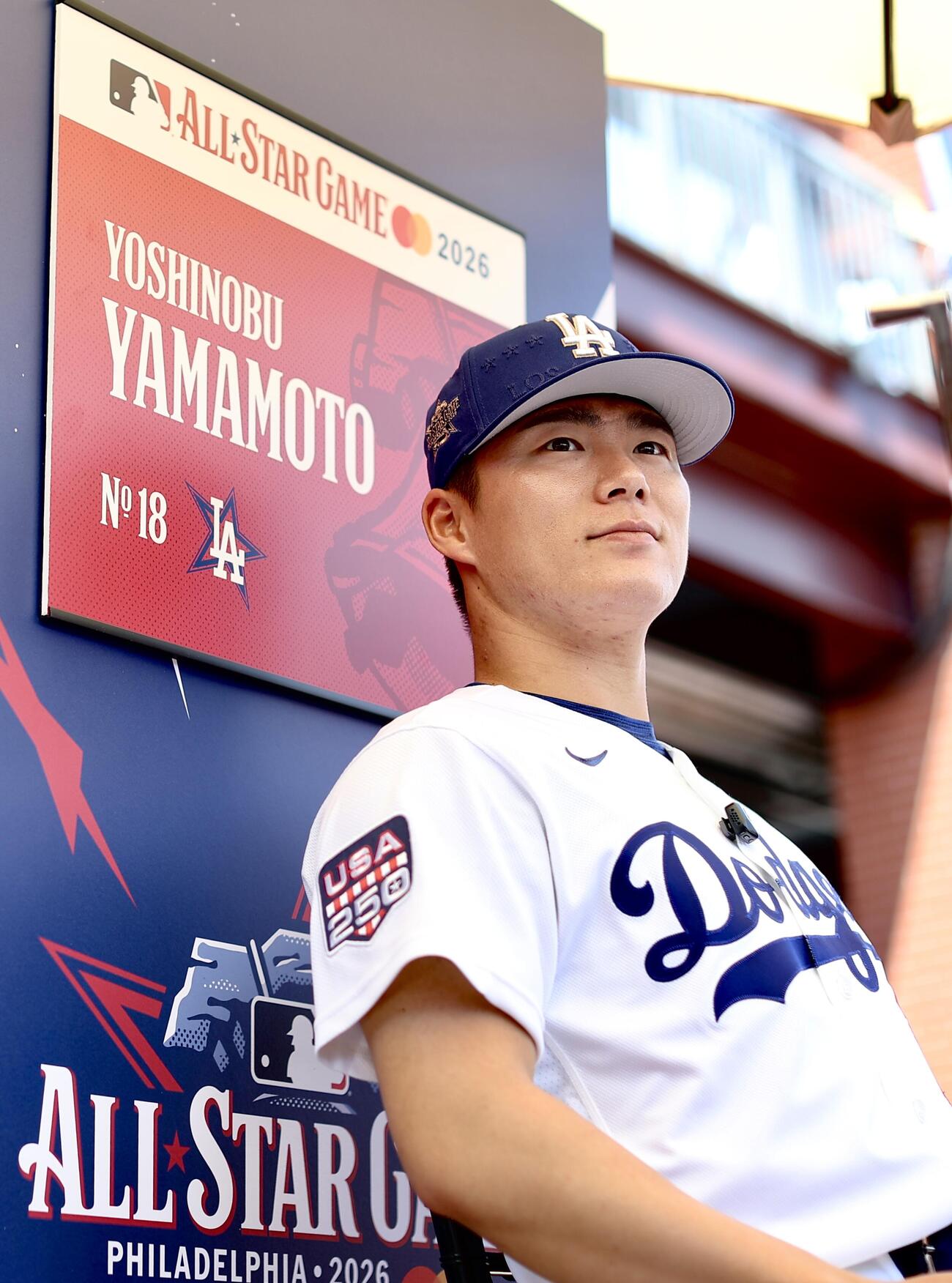 記者の質問に答えるドジャース山本由伸（撮影・河田真司）