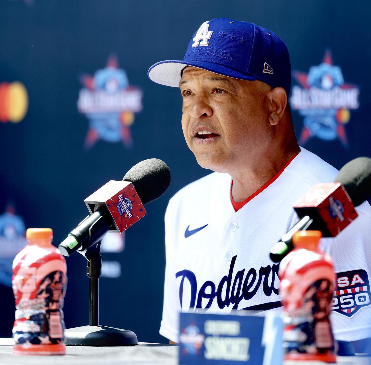 会見に臨むドジャース・ロバーツ監督（撮影・河田真司）