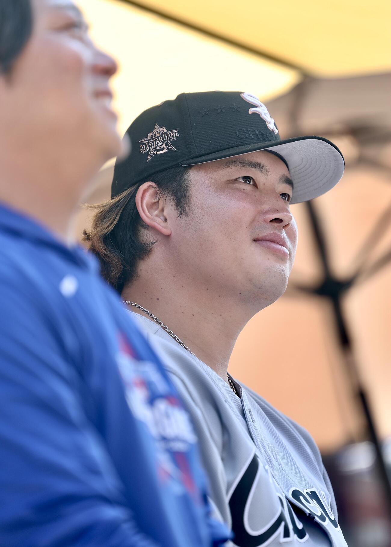 記者の質問に答えるホワイトソックス村上宗隆（撮影・河田真司）